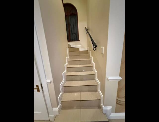 3 BEDROOM APARTMENT FOR SALE IN HYDE PARK